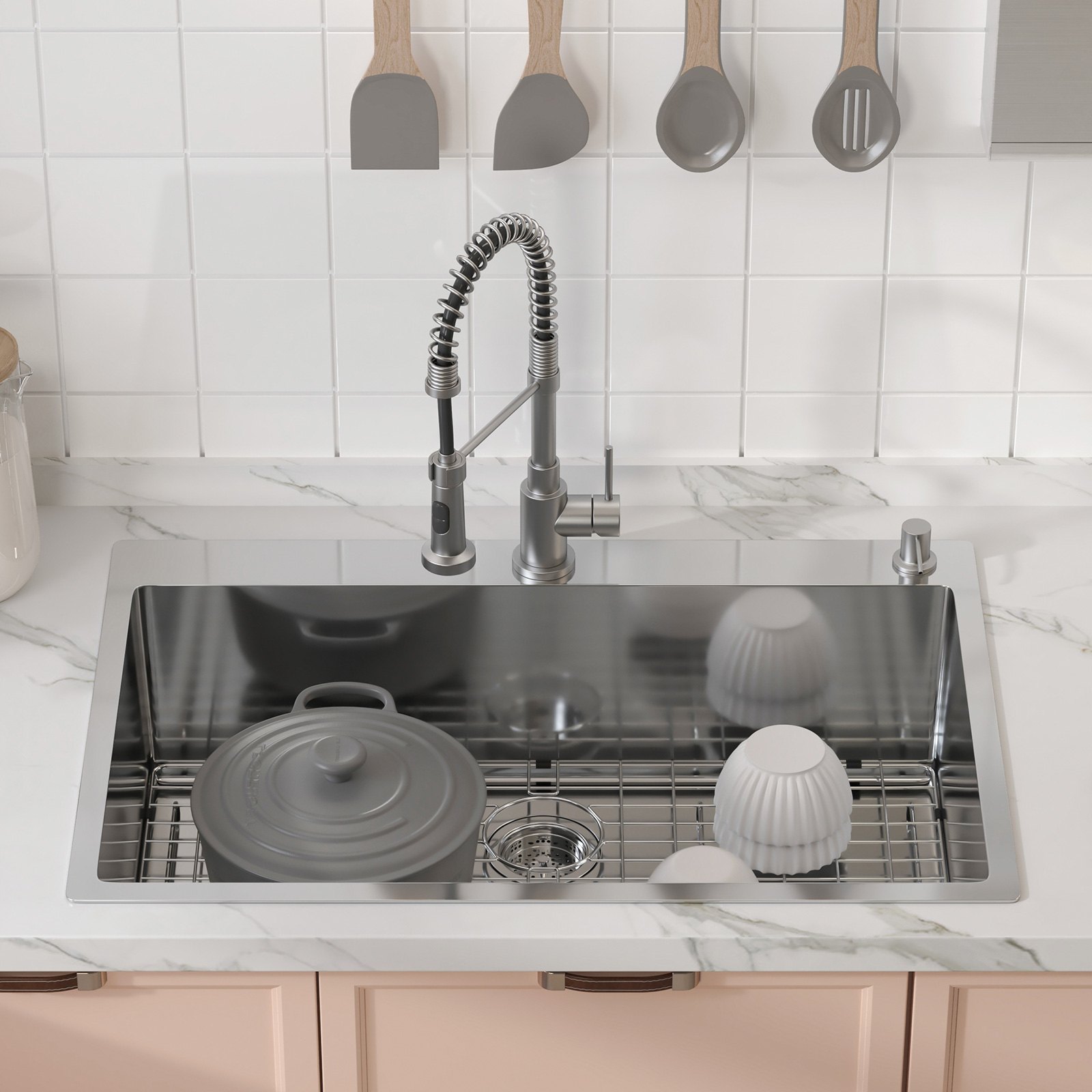 Fregadero de cocina VEVOR con grifo moderno, utensilios y encimera de mármol limpio.