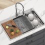 Fregadero de cocina VEVOR con tabla de cortar, frutas, cuchillo y platos limpios sobre una encimera de mármol.