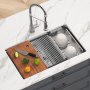 Cocina moderna con fregadero VEVOR, tabla de cortar tipo carnicero, frutas, cuchillo y rejilla de secado.