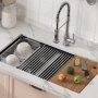 Fregadero de cocina moderno VEVOR con tabla de cortar, grifo y fruta sobre encimera de mármol.