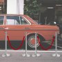 postes cromados con cuerdas de terciopelo rojo delante de un coche clásico, poste de soporte VEVOR.