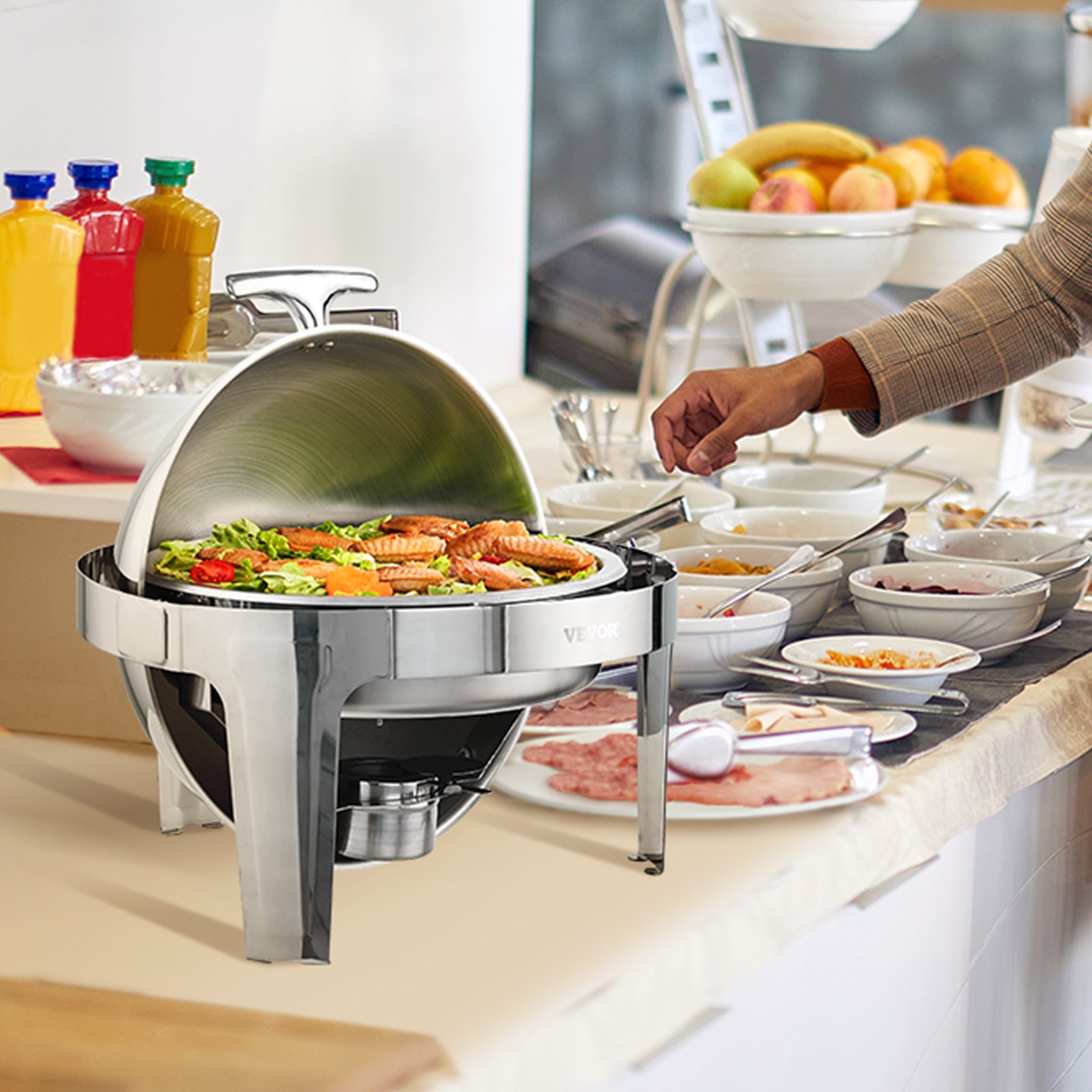 Plato para calentar con tapa enrollable VEVOR con comida a la parrilla en una mesa tipo buffet con diversos condimentos y jugos.