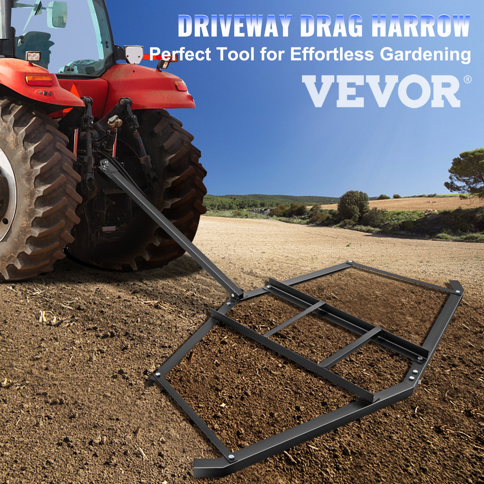 Tractor utilizando la grada de arrastre VEVOR en un campo de tierra bajo un cielo azul claro.