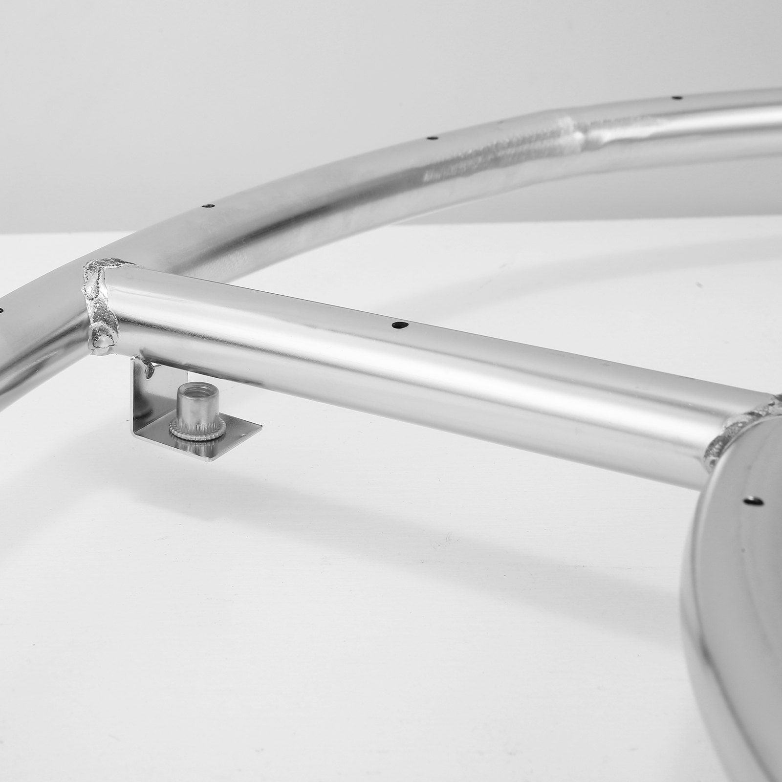 Componente de sartén para fogón VEVOR de acero inoxidable con soporte de montaje y acabado pulido.