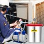 Técnico que utiliza cámara de vacío VEVOR con bomba para dar servicio a la unidad de aire acondicionado.