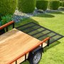 Asistente de portón trasero de remolque VEVOR con plataforma de madera y portón trasero de metal negro en un entorno de jardín.