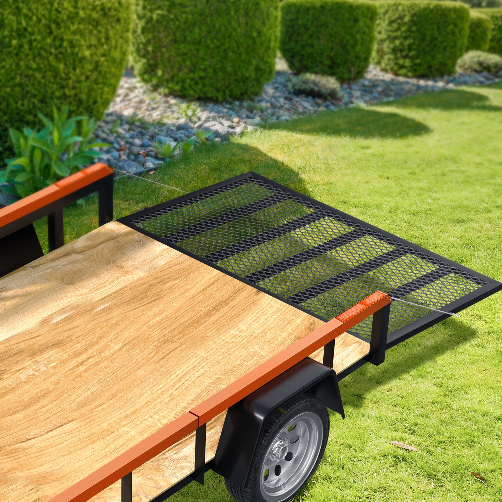 Asistente de portón trasero de remolque VEVOR con plataforma de madera y portón trasero de metal negro en un entorno de jardín.