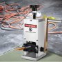 Máquina peladora de cables VEVOR con cables expuestos, señal de peligro y cables enredados en el fondo.
