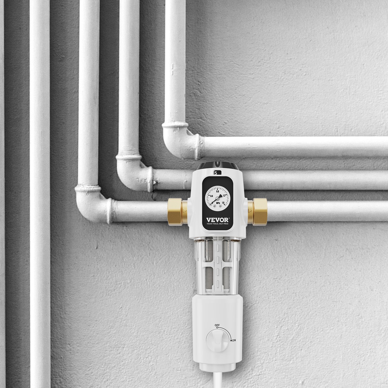 Filtro de sedimentos para toda la casa VEVOR instalado en tuberías blancas contra una pared gris.