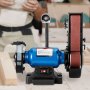 Lijadora de banda y disco VEVOR con motor azul, lámpara de banco de trabajo y protectores de seguridad.