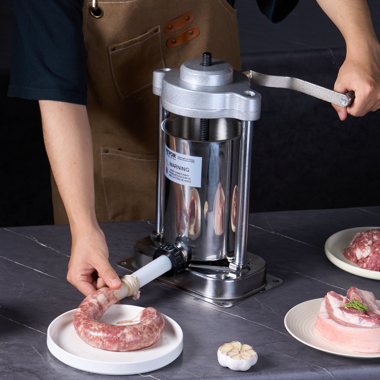 Persona que utiliza una embutidora de salchichas VEVOR, rellenando tripa de salchicha con carne en una encimera de cocina.