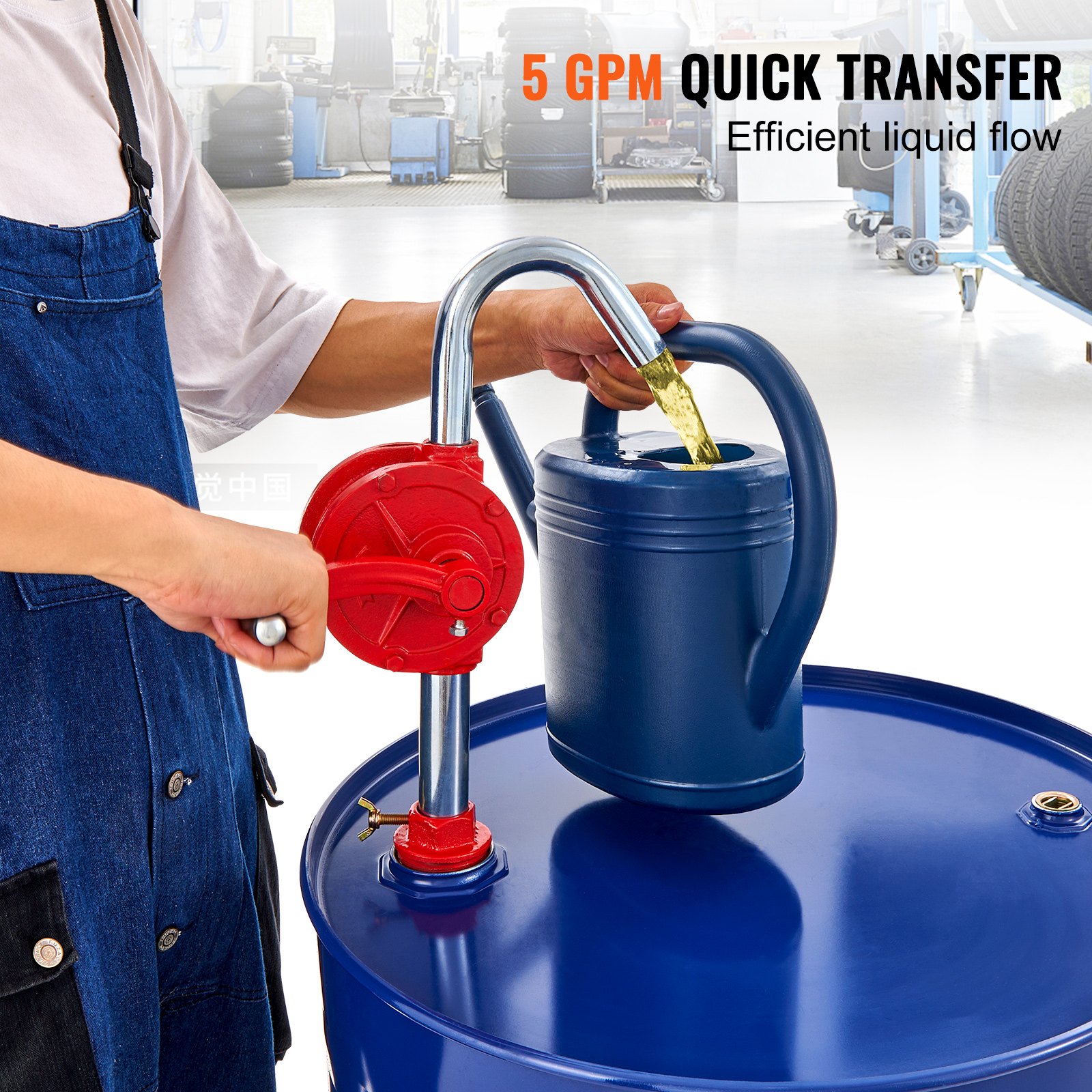 Hombre que usa una bomba de tambor VEVOR para transferir líquido de manera eficiente a un contenedor azul a 5 gpm en un taller.