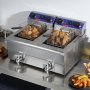 Freidora eléctrica VEVOR con cestas dobles para freír alitas de pollo sobre una encimera de acero inoxidable.
