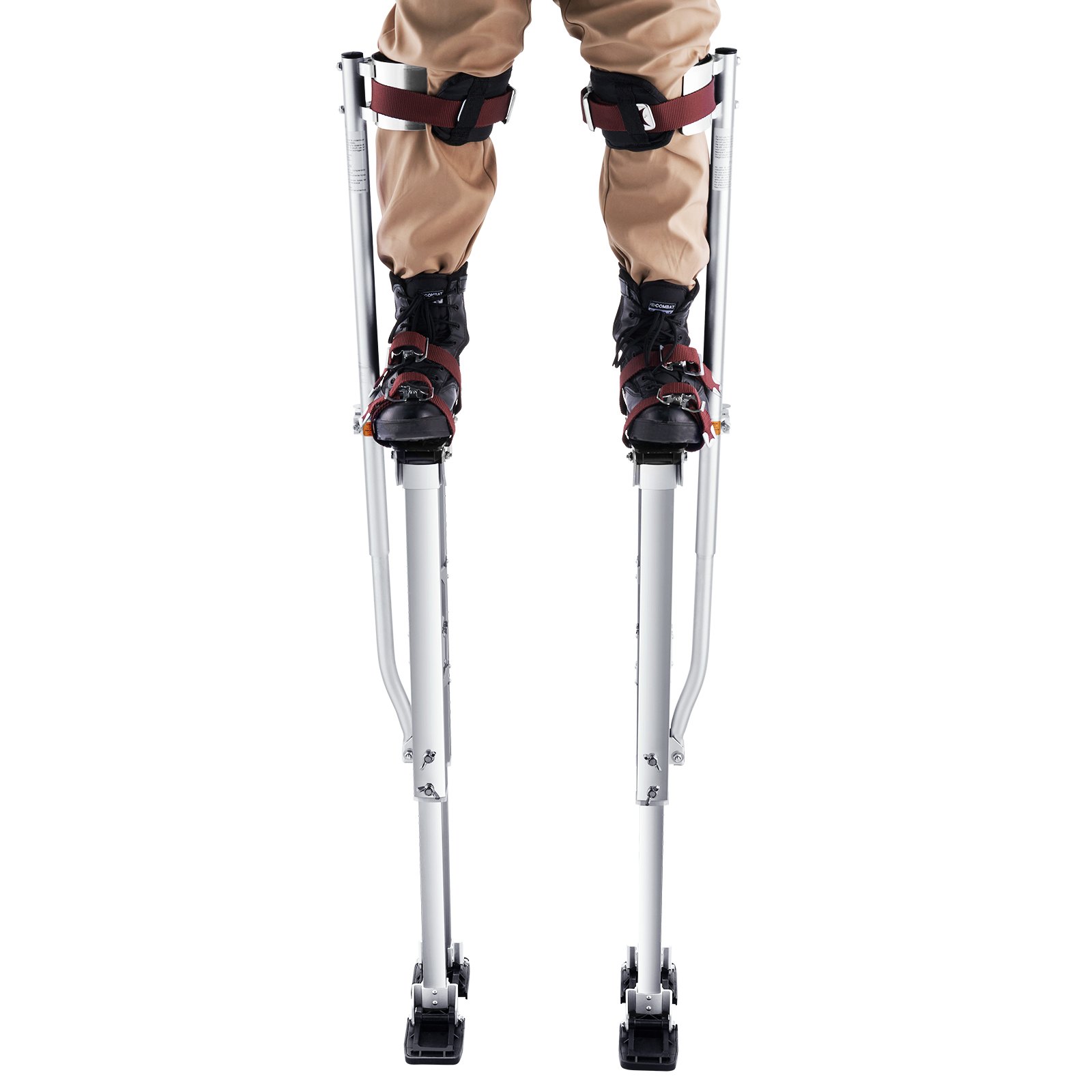 una persona que lleva pantalones beige y zancos de yeso VEVOR con botas negras y correas rojas.