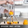 Chef usando la cortadora de frutas y lima VEVOR para cortar una naranja en una encimera de cocina.
