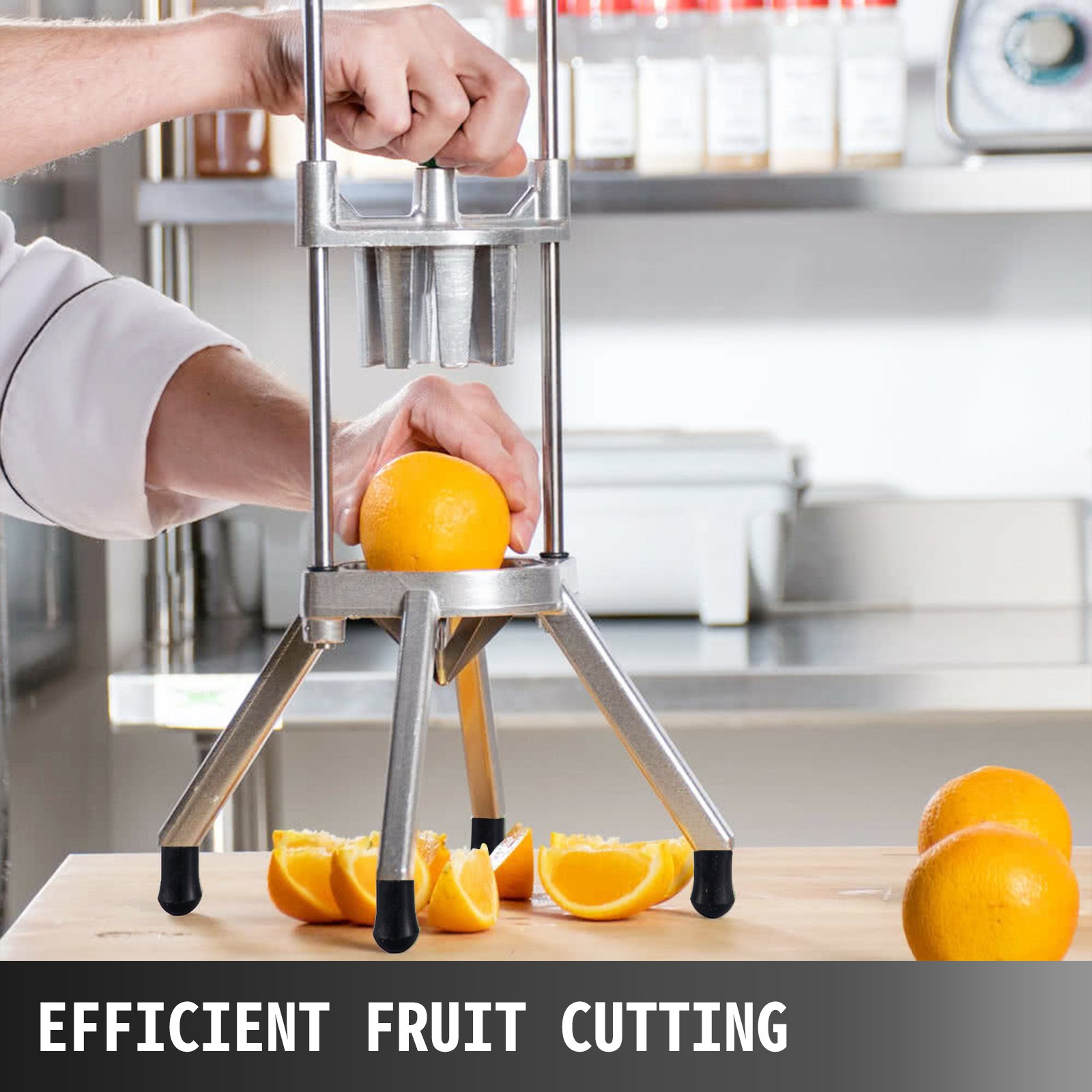 Chef usando la cortadora de frutas y lima VEVOR para cortar una naranja en una encimera de cocina.