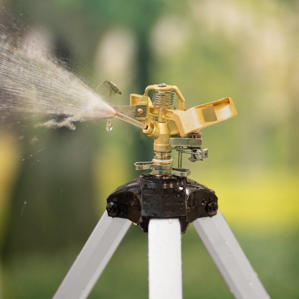 Aspersor de impacto VEVOR con base de trípode, resistente, con cabezal de latón y conector de 19 mm, cobertura de 360 grados para áreas extensas, altura ajustable para jardín, color gris.