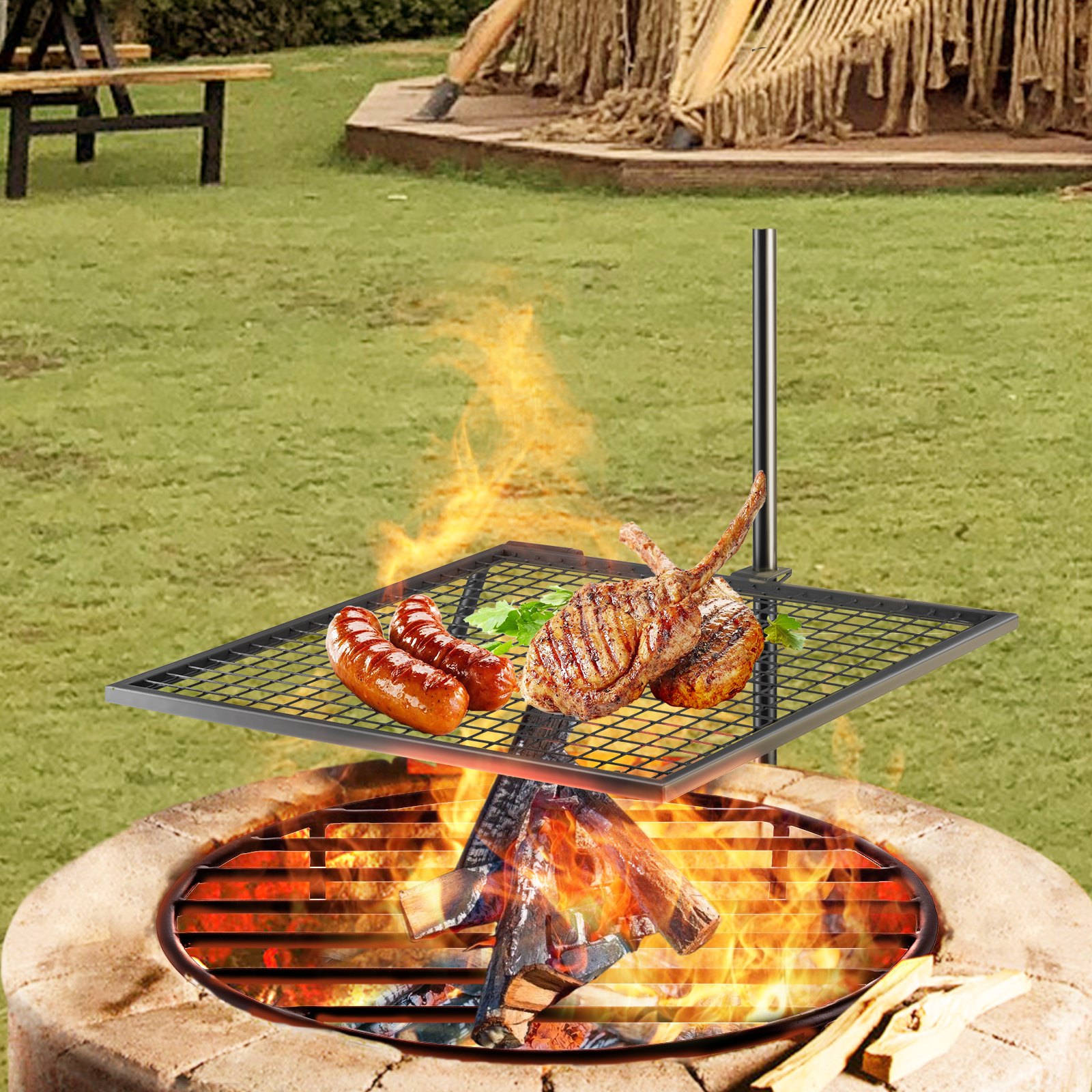 Parrilla giratoria VEVOR con carne chisporroteando sobre una fogata en un patio trasero con césped.