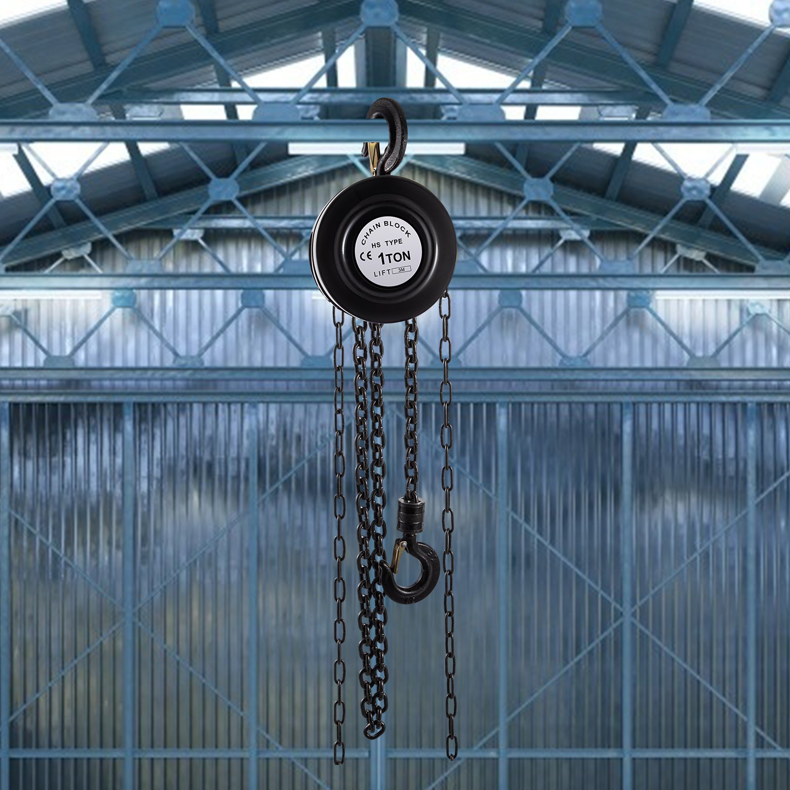 Polipasto de cadena manual VEVOR en un almacén de metal con fondo industrial.