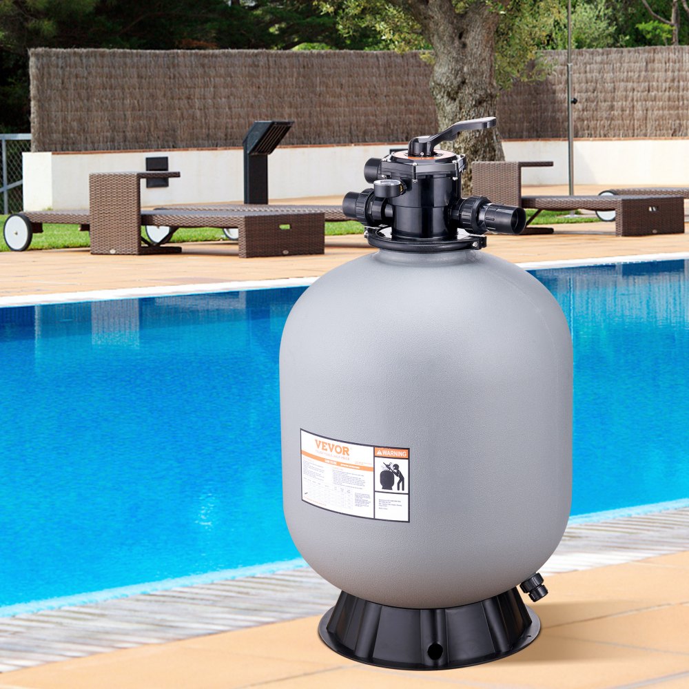 Filtro de arena VEVOR junto a una piscina con tumbonas y un árbol al fondo.
