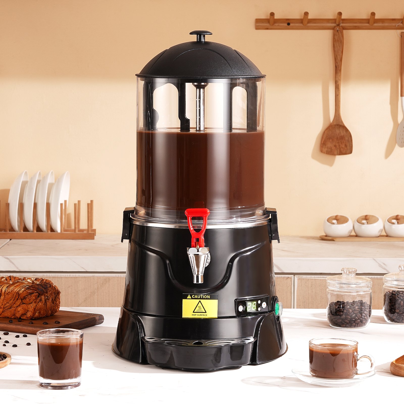 Dispensador de chocolate caliente VEVOR en la cocina con tazas, pan y granos de café en la encimera.
