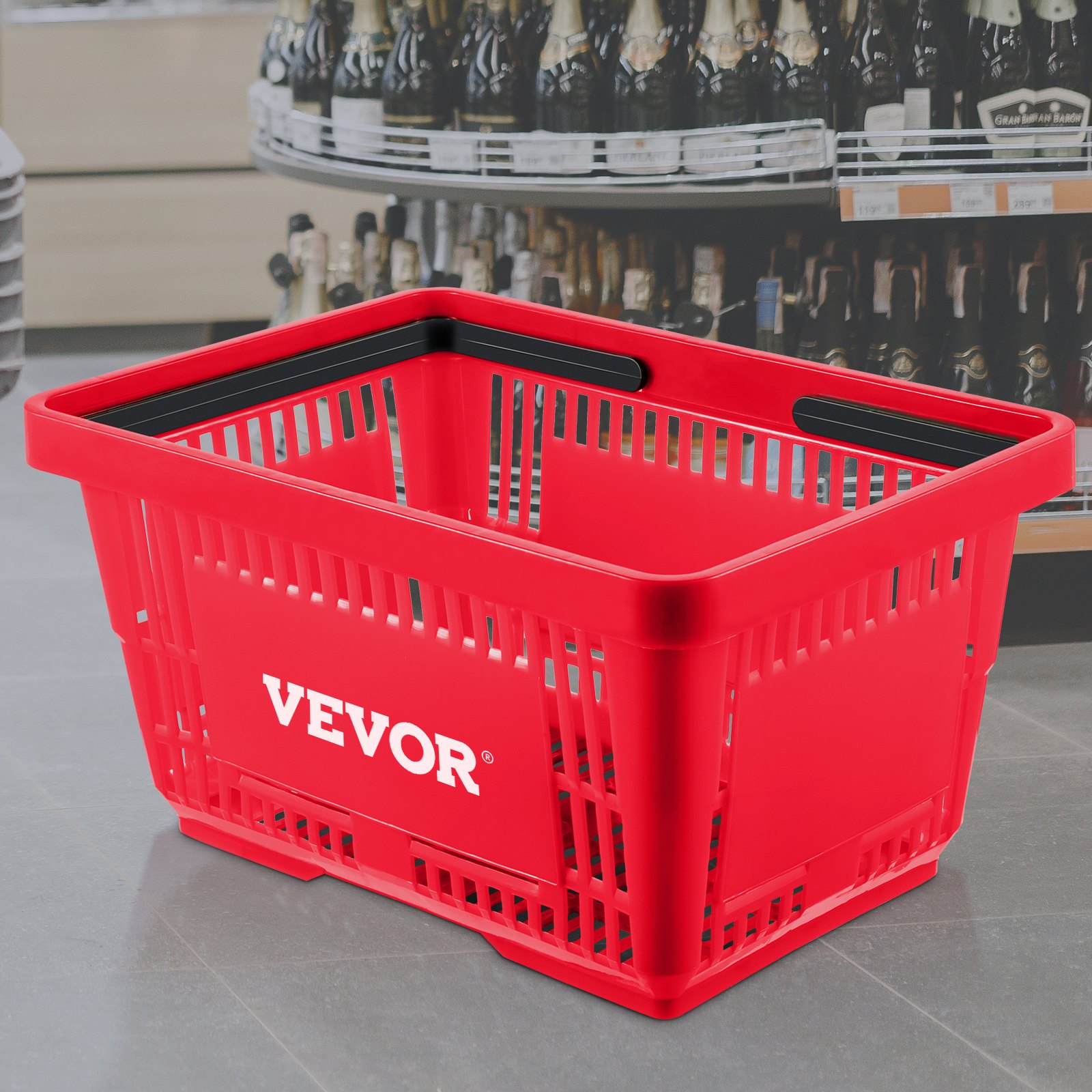 Cesta de la compra VEVOR roja con asas negras delante de un estante de una tienda con varias botellas de vino.