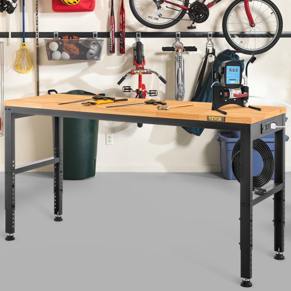 Banco de trabajo ajustable VEVOR en un garaje con herramientas en la superficie, bicicletas y equipo deportivo en el fondo.
