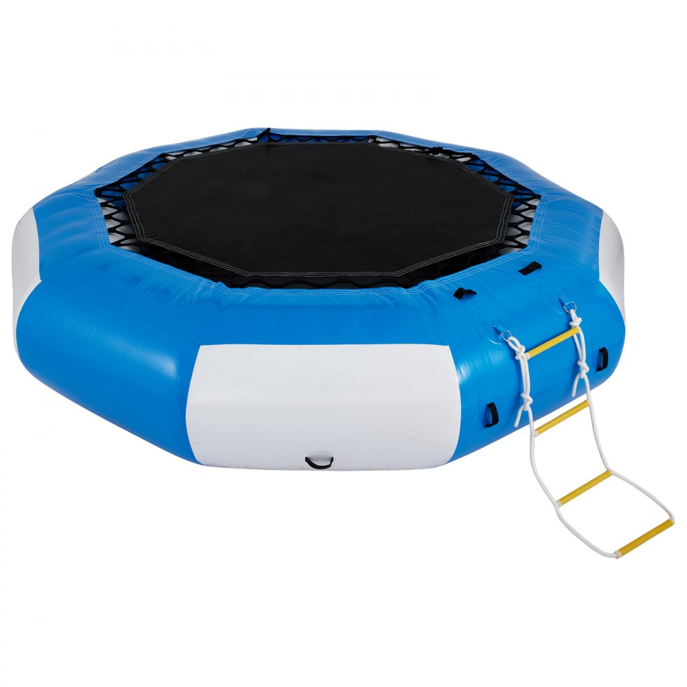 Trampolín acuático VEVOR azul y blanco con accesorio de escalera y lona de salto negra.