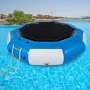 Trampolín de agua VEVOR azul y blanco flotando en una piscina azul claro con palmeras de fondo.