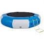 Trampolín acuático VEVOR azul y blanco con escalera amarilla para fácil acceso.