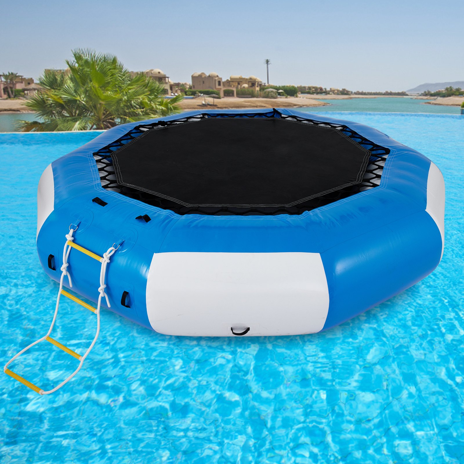 Trampolín de agua VEVOR azul y blanco flotando en una piscina azul claro con palmeras de fondo.
