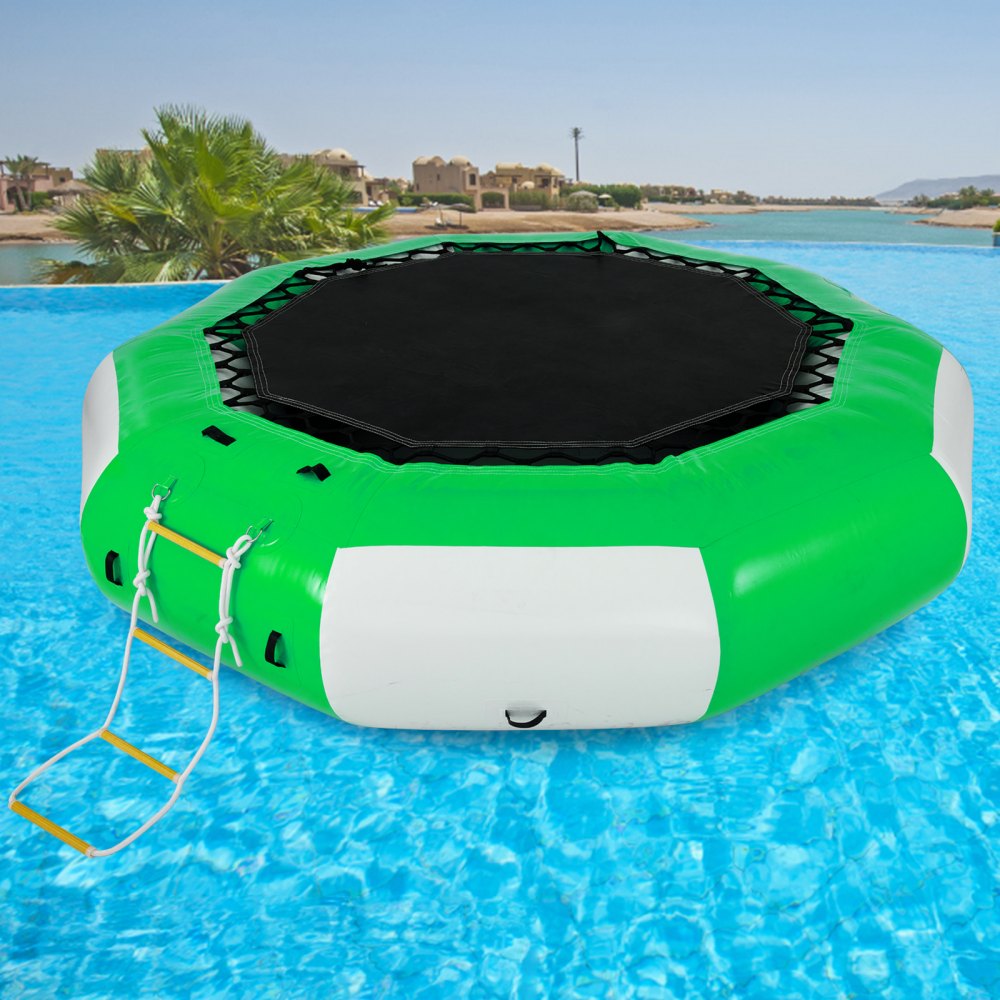 Trampolín acuático inflable VEVOR verde y blanco flotando en una piscina azul.
