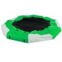 Trampolín acuático inflable VEVOR verde y blanco con superficie de salto negra.