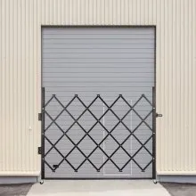 VEVOR Puerta de seguridad plegable individual, 48" H x 66" W Puerta de puerta plegable, puerta de seguridad de acordeón de acero, puerta de seguridad de expansión flexible, puerta de barricada rodante de 360°, puerta de tijera o puerta con candado