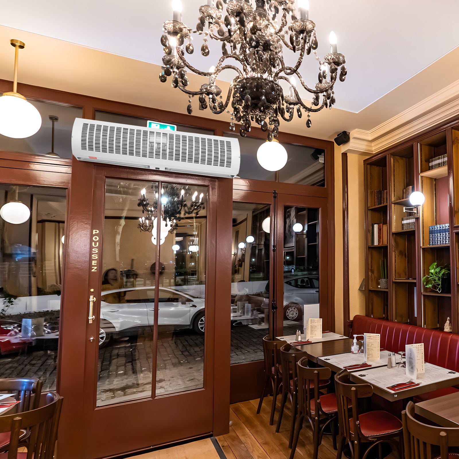 Cortina de aire interior VEVOR instalada sobre la puerta de un restaurante, con una elegante lámpara de araña y mesas de comedor cerca.