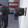 VEVOR Carrete de Cable de Extensión Retráctil, 50 Pies, Resistente, 14 AWG/3C SJTOW, Cable de Alimentación con Toma Triple Iluminada, Disyuntor de 13 A, Soporte Giratorio de 180° en Techo o Pared Azul