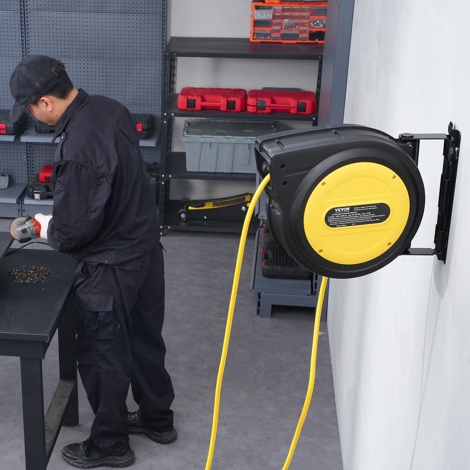 Carrete de cable de extensión retráctil VEVOR, 65 pies, resistente, 12 AWG/3C SJTOW, cable de alimentación retráctil con toma triple iluminada, disyuntor de 15 A, soporte giratorio de 180° para montaje en techo o pared.