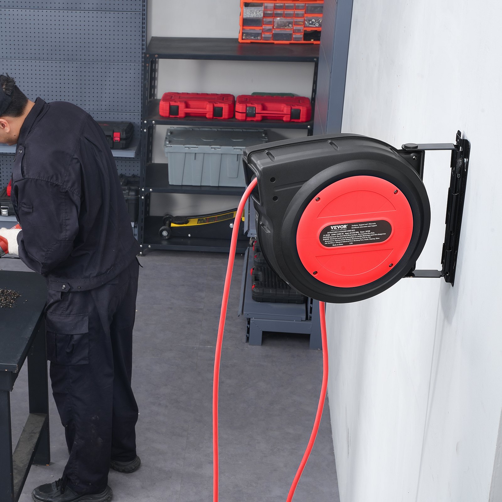 VEVOR Carrete de Cable de Extensión Retráctil, 80 Pies, 12 AWG/3C SJTOW, Cable de Alimentación Retráctil con Toma Triple Iluminada, Disyuntor de 15 A, Soporte Giratorio de 180° en Techo o Pared, Rojo