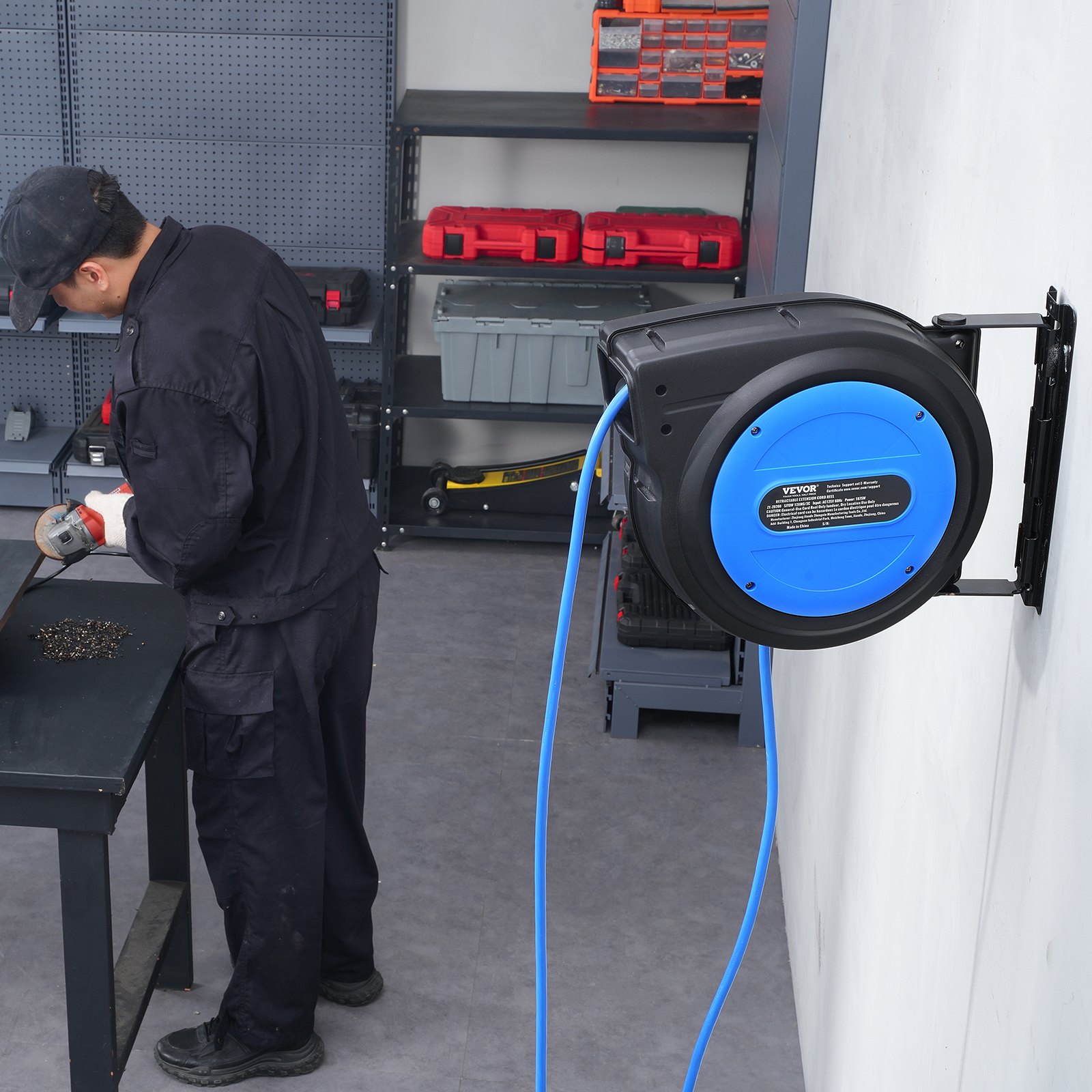 VEVOR Carrete de Cable de Extensión Retráctil, 80 Pies, 12 AWG/3C SJTOW, Cable de Alimentación Retráctil con Toma Triple Iluminada, Disyuntor de 15 A, Soporte Giratorio de 180° en Techo o Pared, Azul