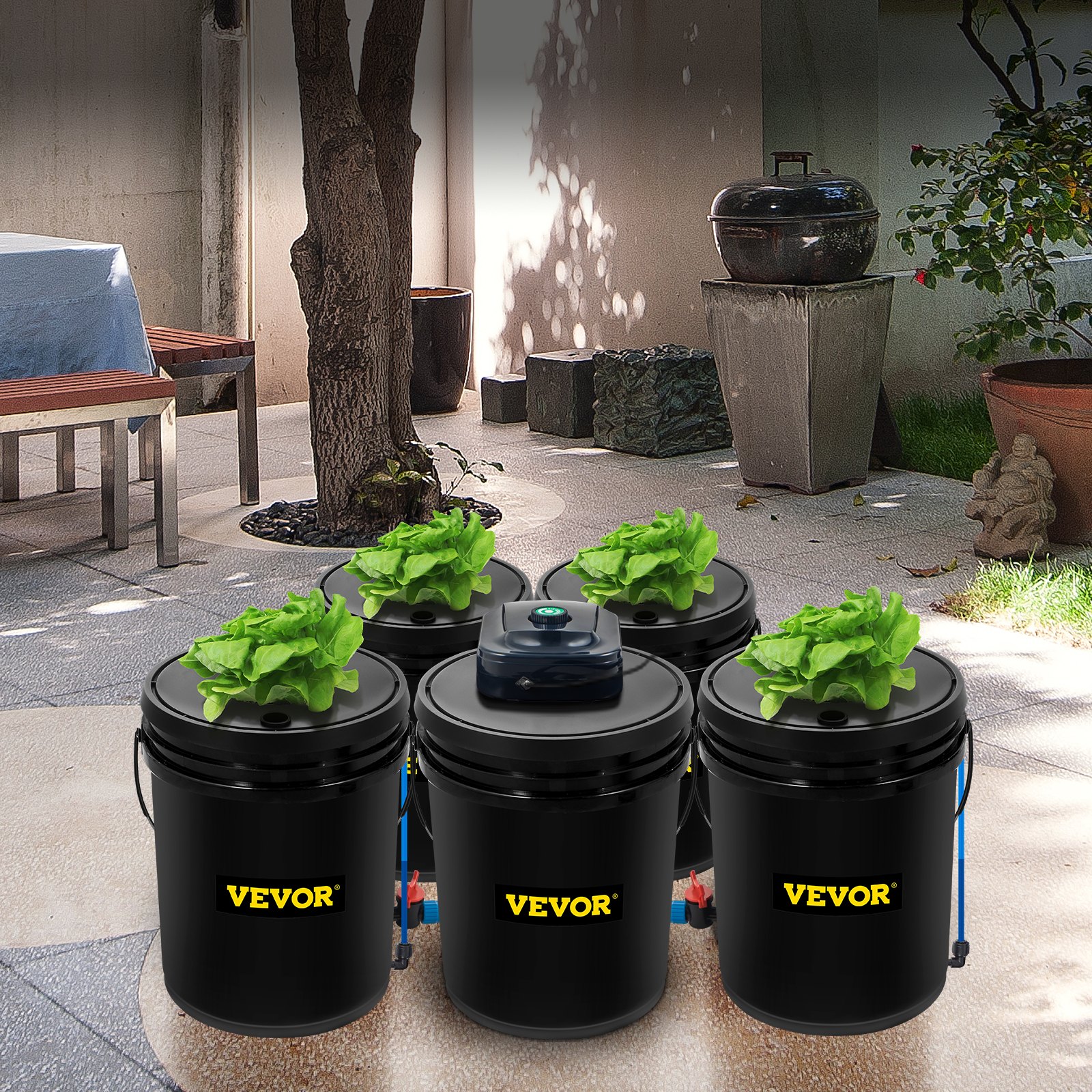 Sistema hidropónico VEVOR con cinco cubos negros y exuberantes plantas verdes, ubicado al aire libre.