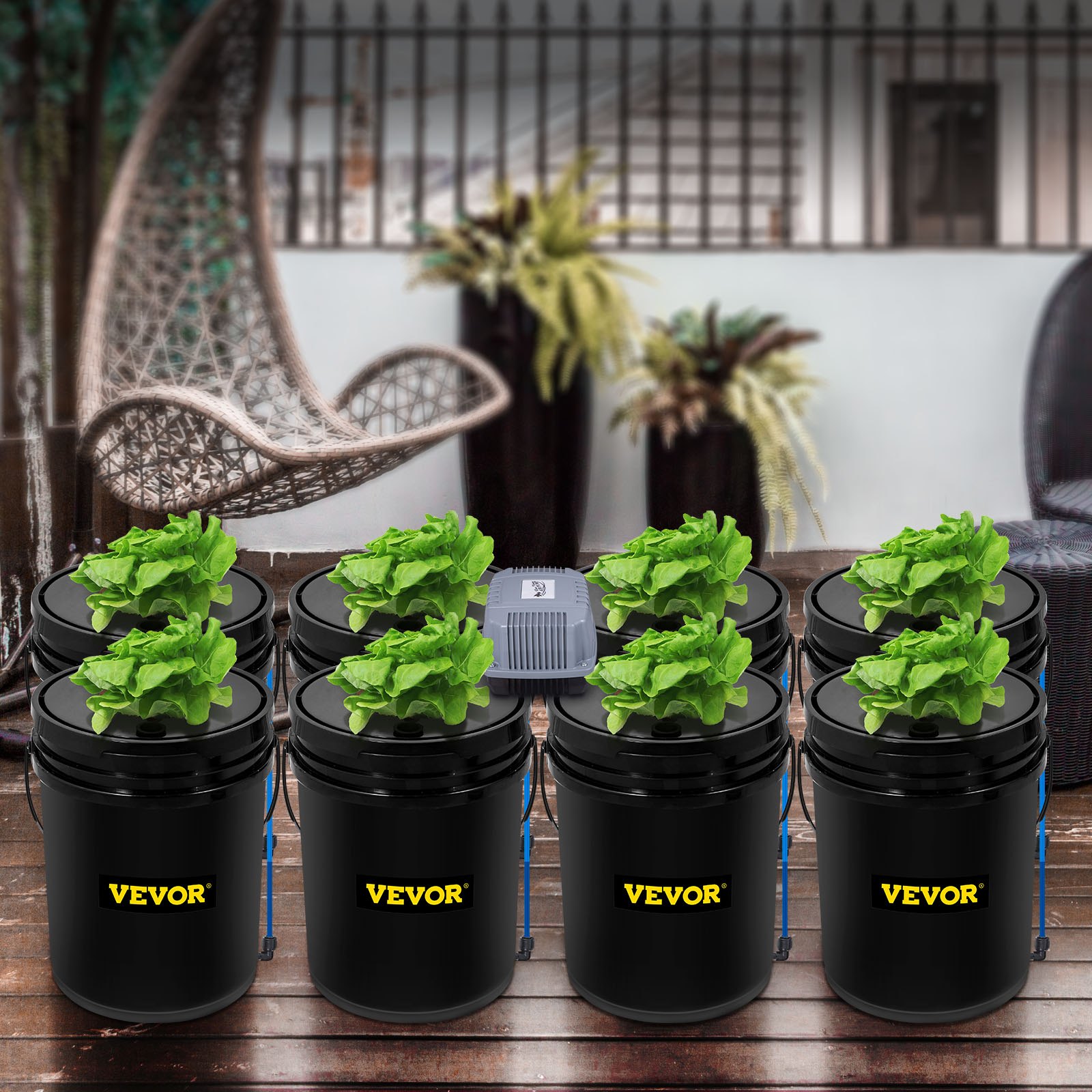 Sistema hidropónico VEVOR con plantas verdes en contenedores negros en un elegante entorno de patio.