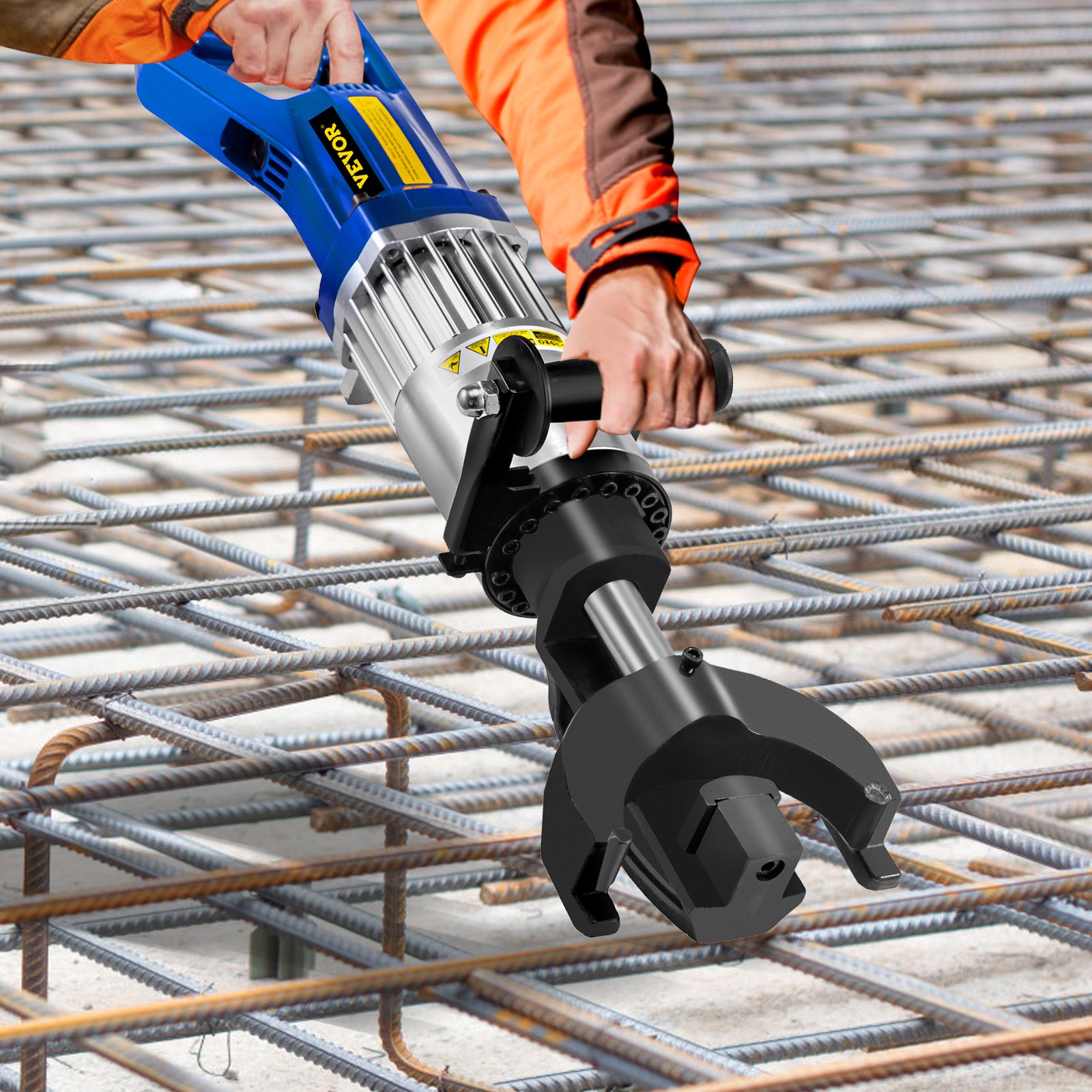 Trabajador que utiliza una dobladora de varillas de refuerzo eléctrica VEVOR en una obra de construcción.