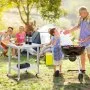 Barbacoa al aire libre con mesa de trabajo de acero inoxidable VEVOR, botellas de vino y cocina familiar.