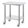 Mesa de trabajo de acero inoxidable VEVOR con estante inferior y ruedas rojas.