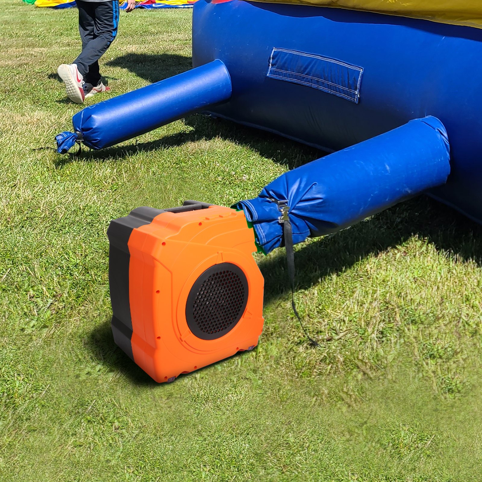 Soplador inflable VEVOR naranja conectado a un inflable azul en el césped.