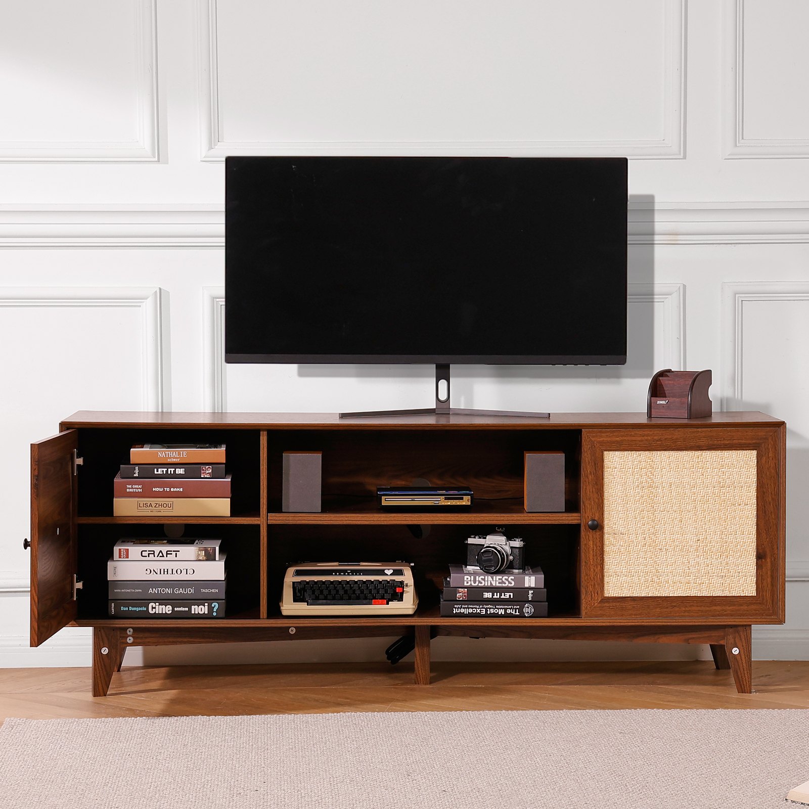 VEVOR - Mueble de TV de ratán de 75 pulgadas, estilo bohemio con puerta de ratán, centro de entretenimiento con enchufe integrado, mueble de almacenaje con 2 estantes, consola de TV moderna para sala de estar y sala multimedia, color nogal