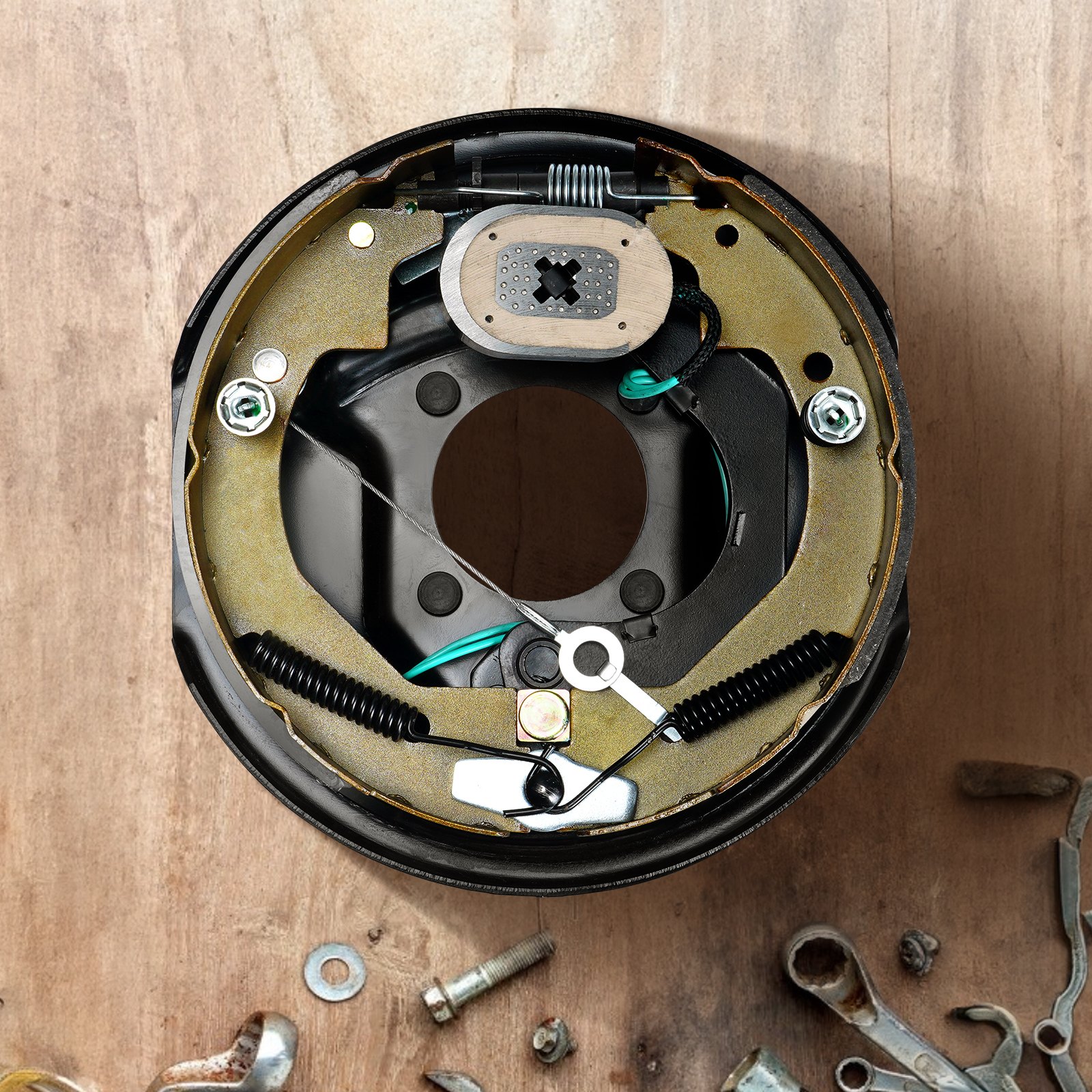 Conjunto de freno de remolque eléctrico VEVOR con herramientas sobre superficie de madera.