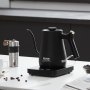 Hervidor de cuello de cisne eléctrico VEVOR sobre una encimera de cocina con un molinillo de café y granos de café esparcidos.