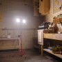 taller con una luz de trabajo LED VEVOR que ilumina un banco de carpintería y herramientas.