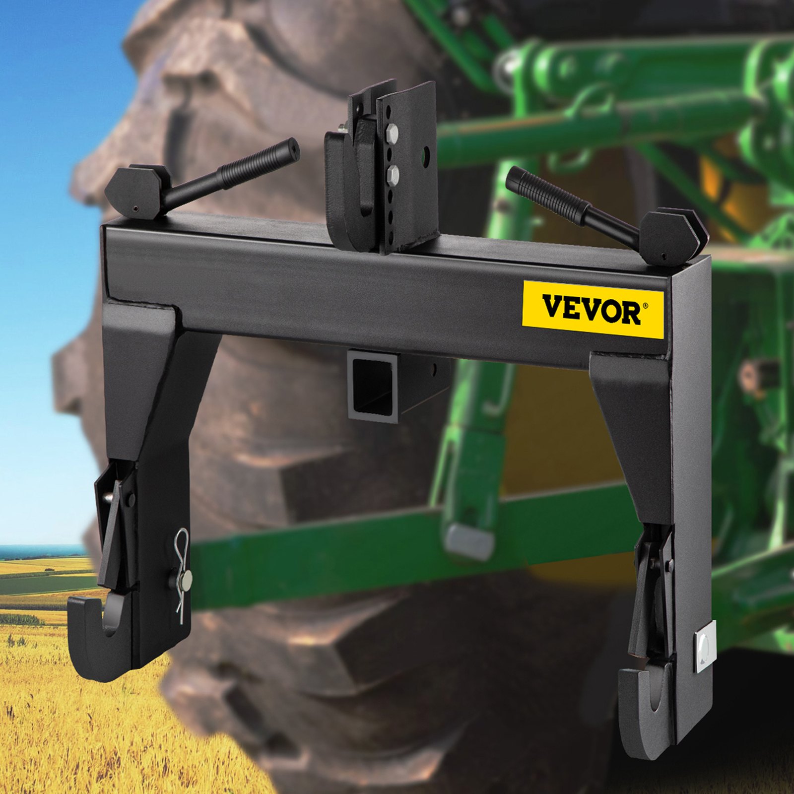 Enganche rápido de 3 puntos VEVOR montado en un tractor verde en un campo.